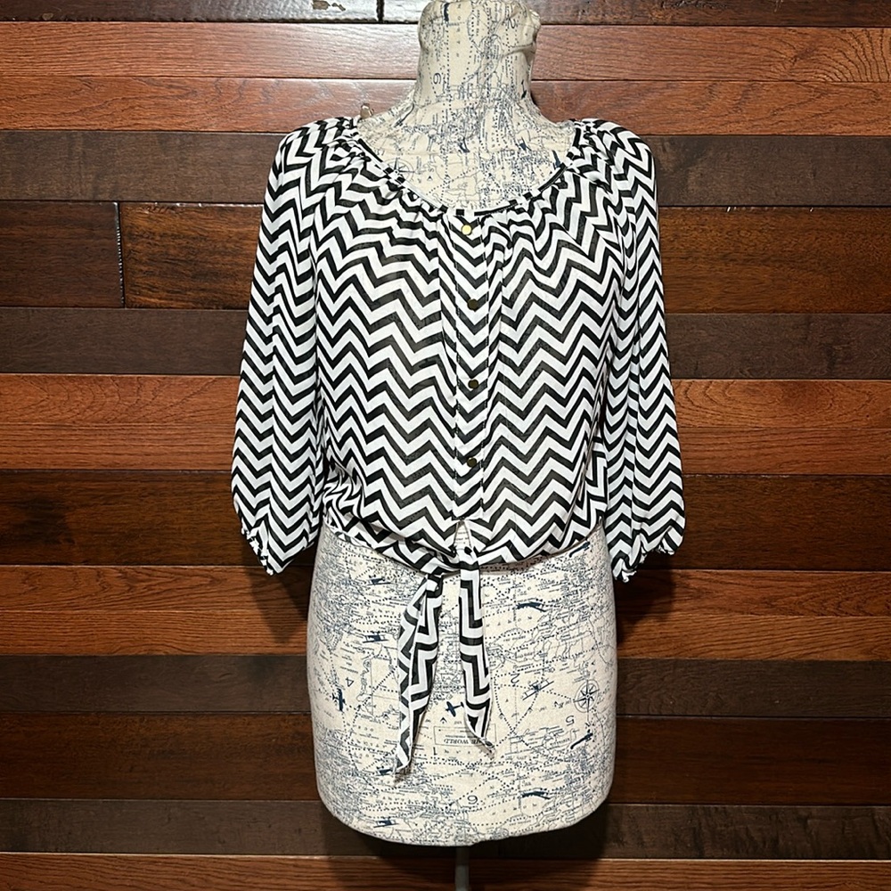 L8teR Scoop Neck Long Sleeve Sheer Black and White Zigzag Crop Blouse